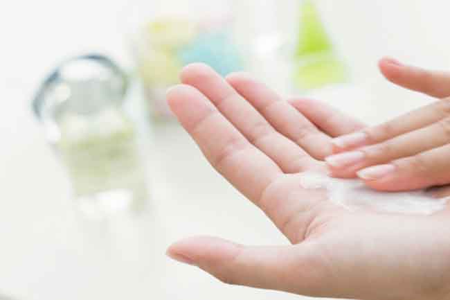 हल्के क्लींजर इस्तेमाल करें